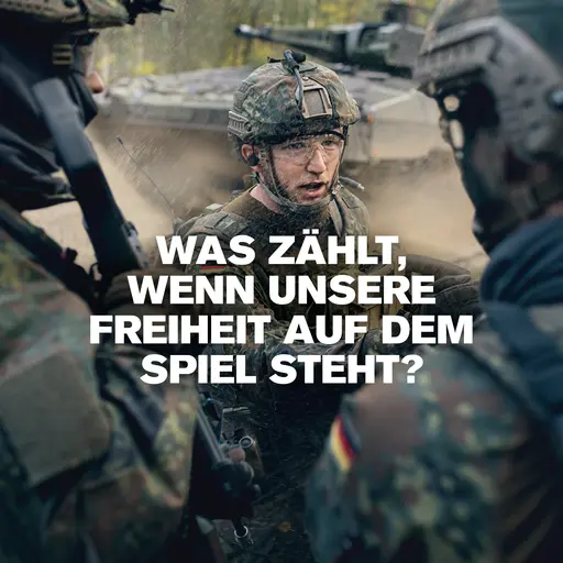 Soldat spricht mit anderen Soldaten
