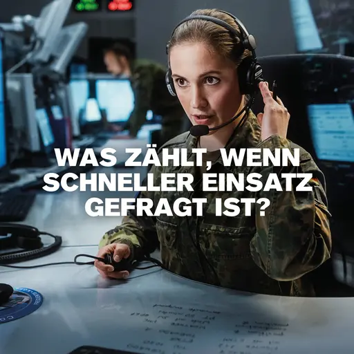 Soldatin am Schreibtisch
