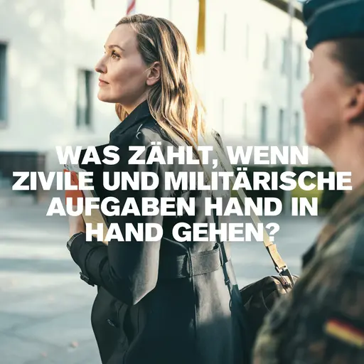 Soldatin mit Umhängetasche