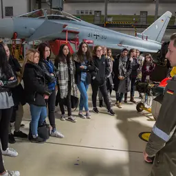 Schülerinnen bei der Luftwaffe