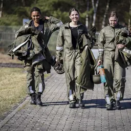 3 junge Frauen gekleidet in Technikerkombi