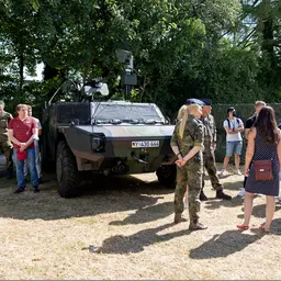 Soldatin erklärt Bundeswehrauto