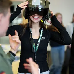 Schülerin mit Helm