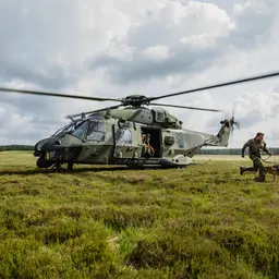 Ein Soldat der Bundeswehr setzt von einem Hubschrauber ab