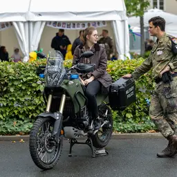Soldat erklärt Motorrad