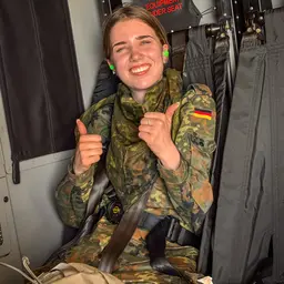 Mädchen auf dem Jump Seat eines Airbus A400M