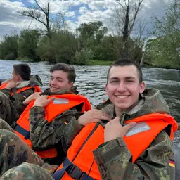 2 Junge Männer in einem Schlauchboot
