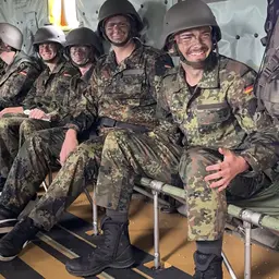 4 Junge Männer an Bord eines NH 90 Transporthubschraubers