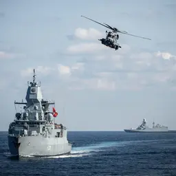 Fregatten und Hubschrauber