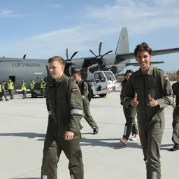Jugendliche stehen auf einem Flugplatz der Bundeswehr