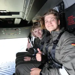 Jugendliche in einem Flugzeug der Bundeswehr
