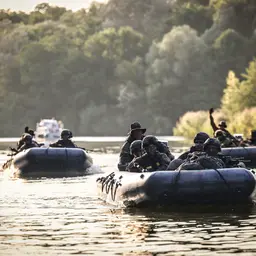 Soldaten im Speedboot