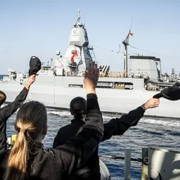 Soldaten grüßen Schiff