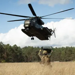 Ein Hubschrauber im Landeanflug 
