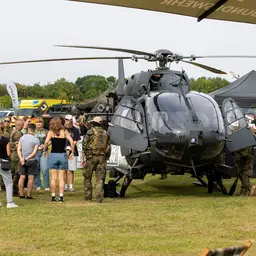Teilnehmende Bw Olympix vor einem Helikopter