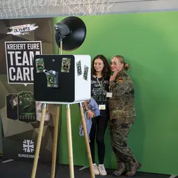 2 Teilnehmerinnen vor einer grünen Fotowand