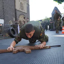 Besucher in tiefster Gangart