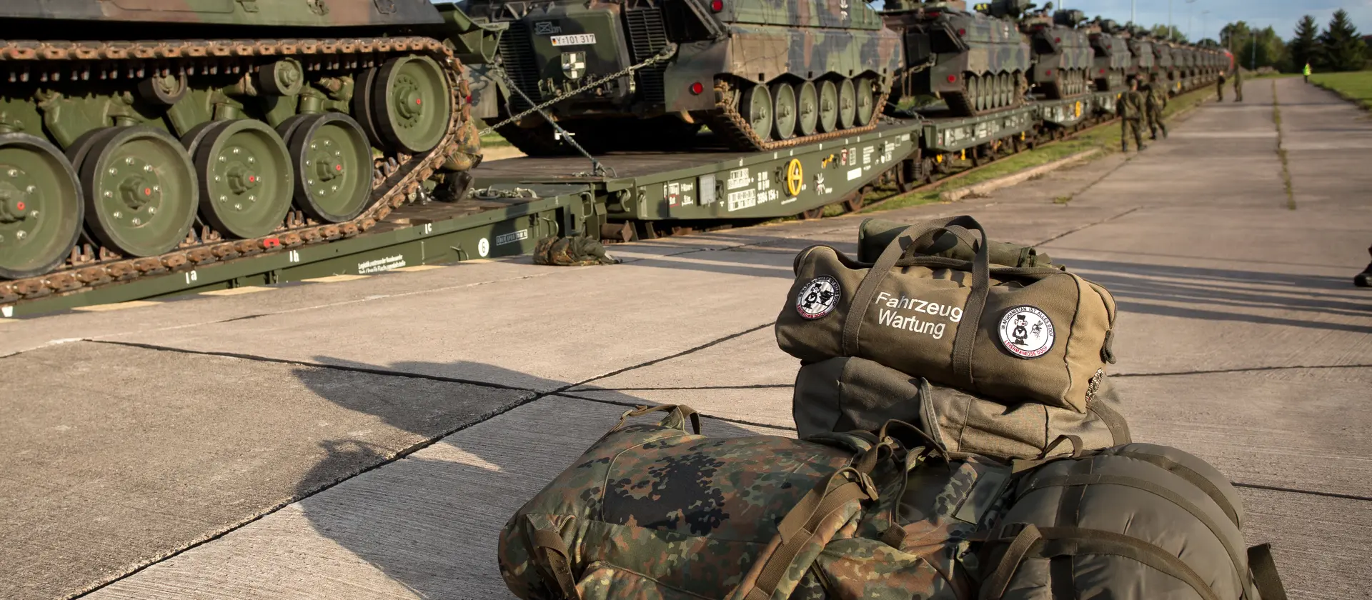 Ausrüstung liegt vor Panzern der Bundeswehr