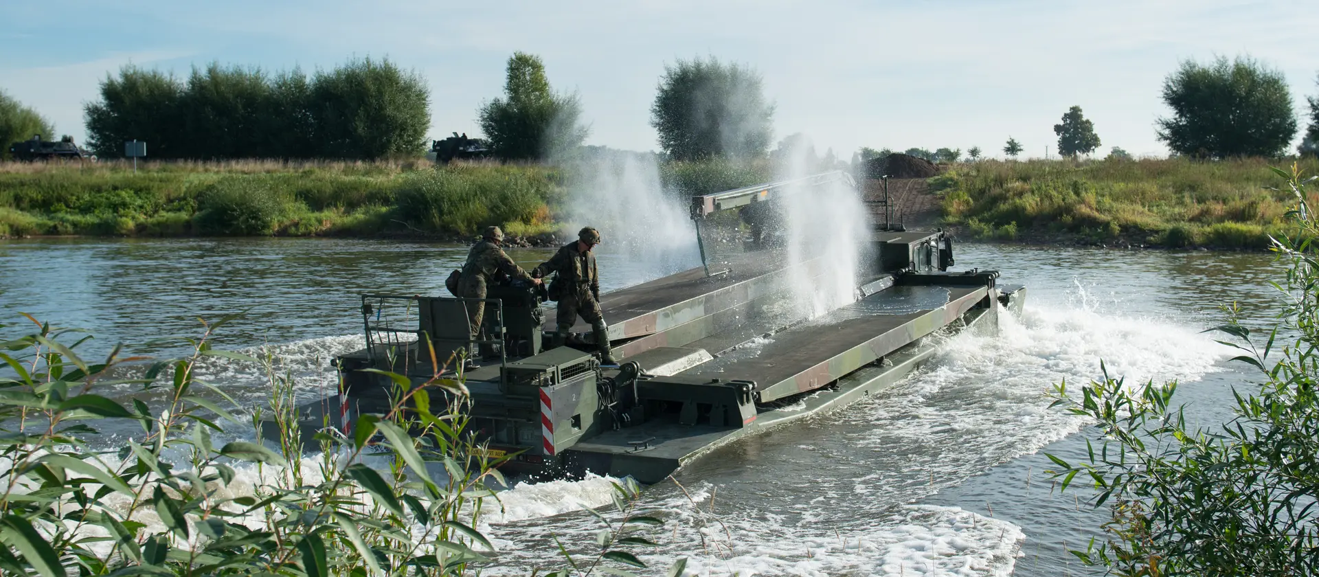 Ein Boot der Bundeswehr überquert einen Fluss