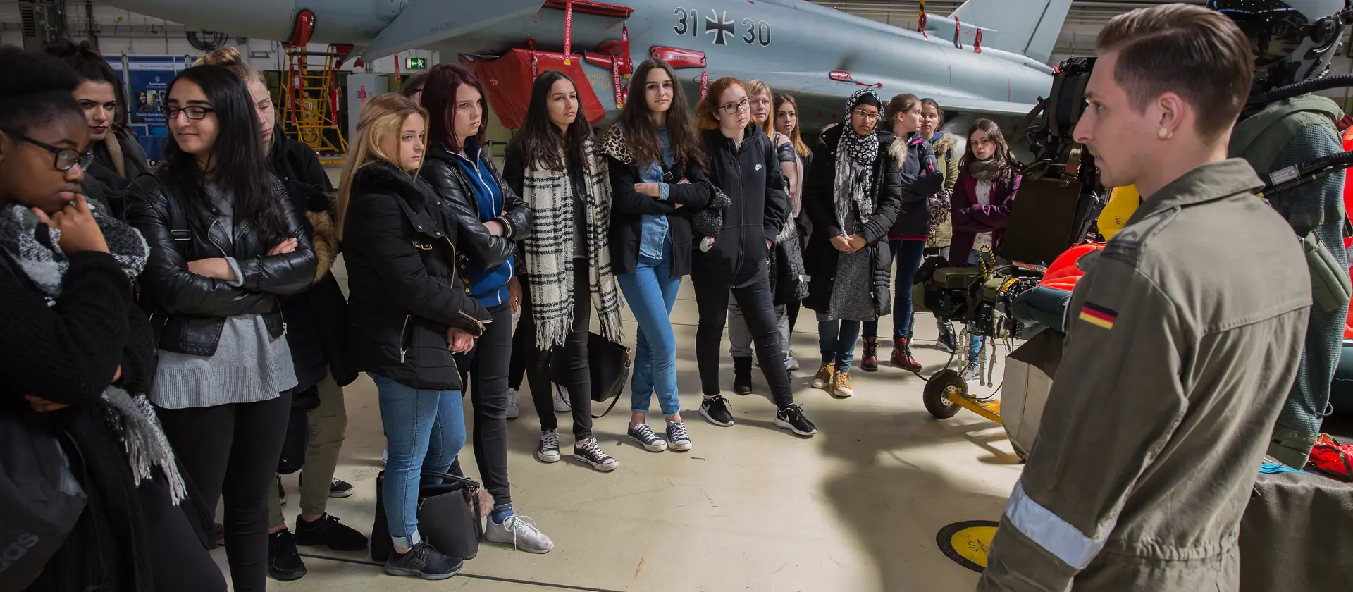 Schülerinnen bei der Luftwaffe