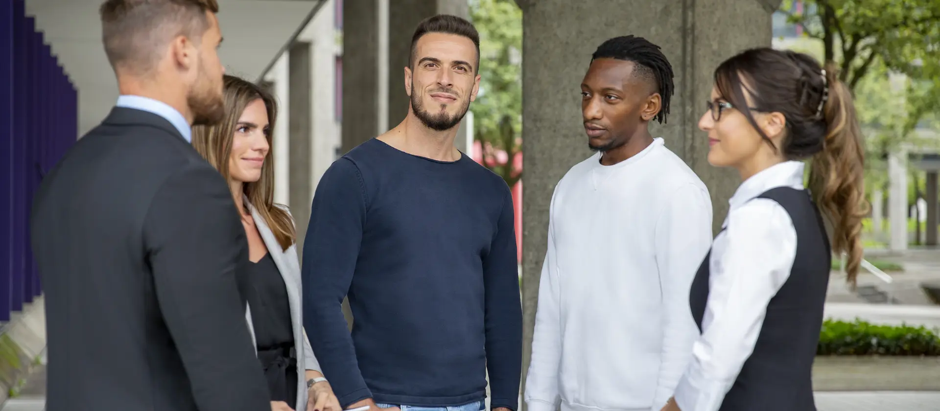 Zivilisten unterhalten sich 