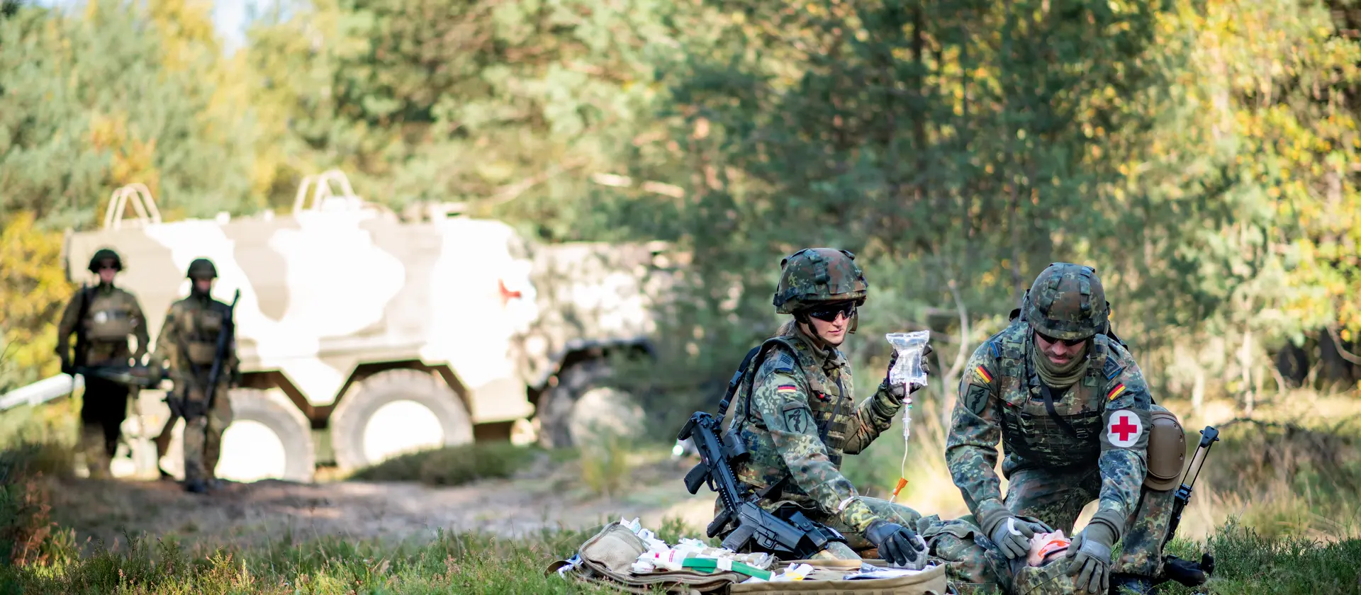 Sanitäter versorgen einen Kameraden