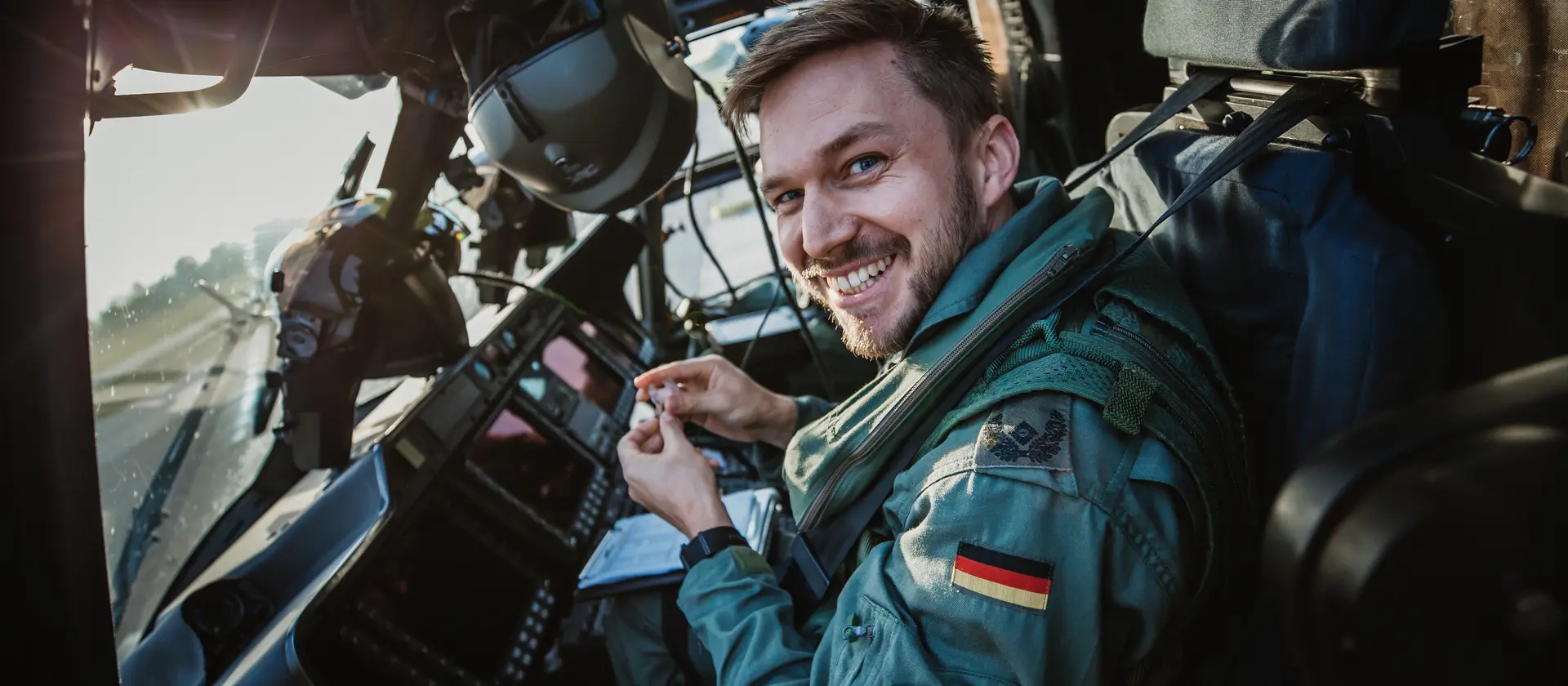 Ein Pilot der Bundeswehr sitzt in einem Cockpit