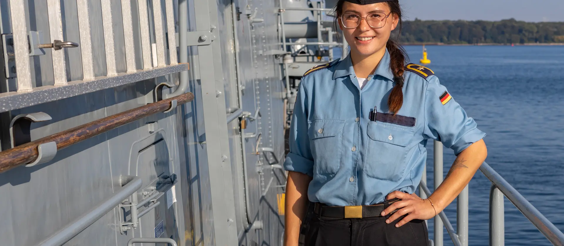 Eine Soldatin der Marine steht auf einem Schiff der Bundeswehr