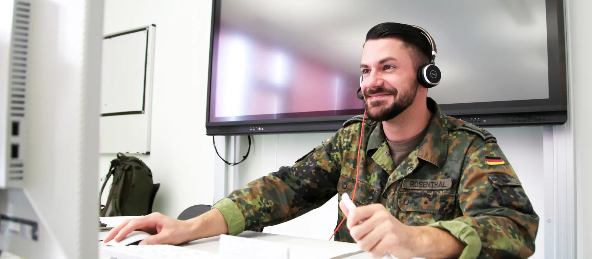 Ein Soldat der Bundeswehr sitzt vor einem Rechner