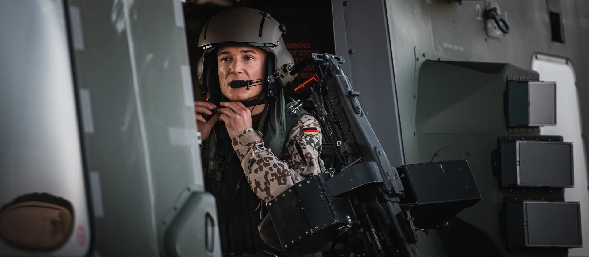 Eine Soldatin der Bundeswehr in einem Hubschrauber