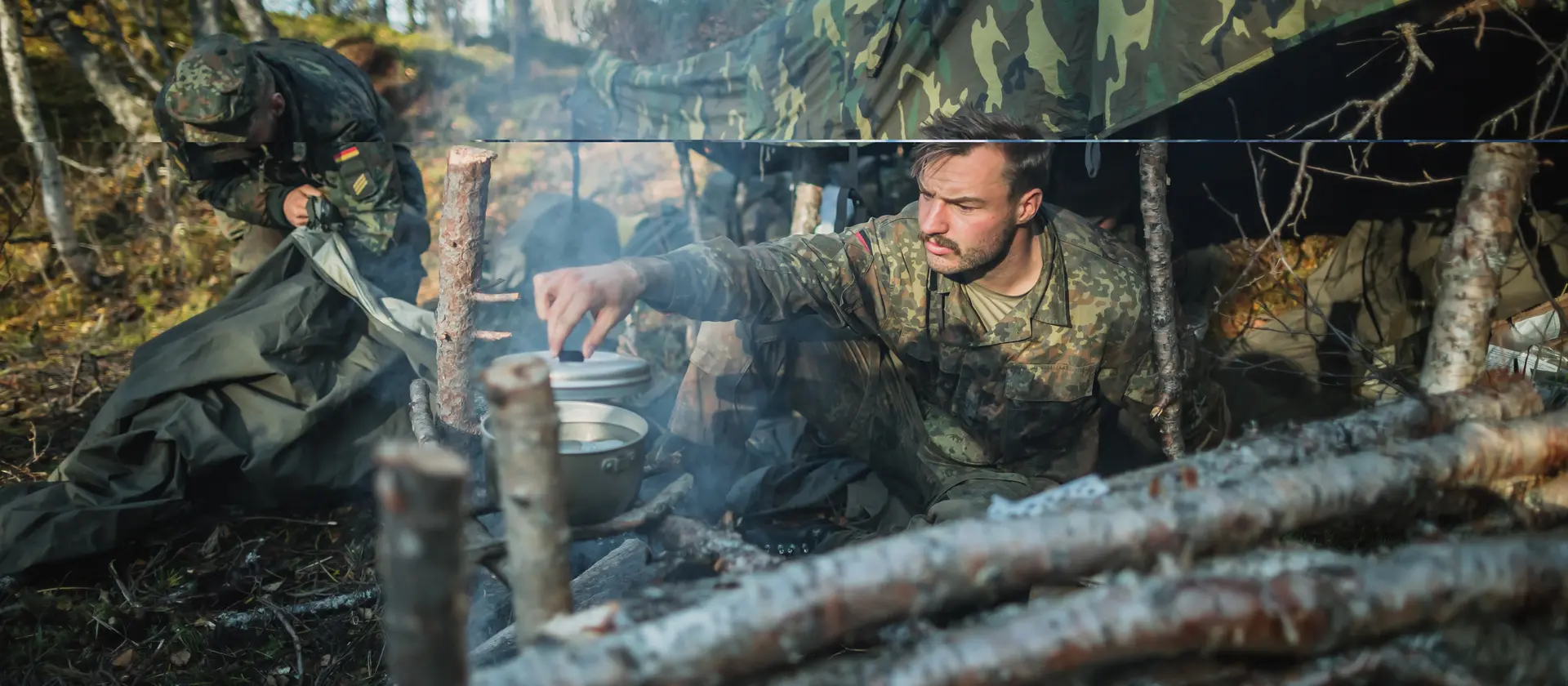 Ein Soldat verpflegt im Biwak