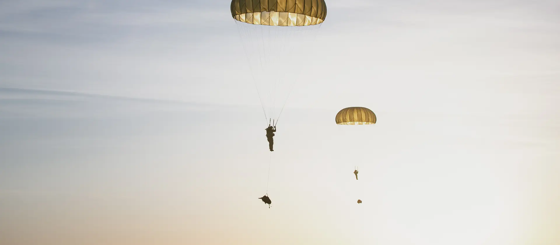 Fallschirmjäger bei einem Absprung