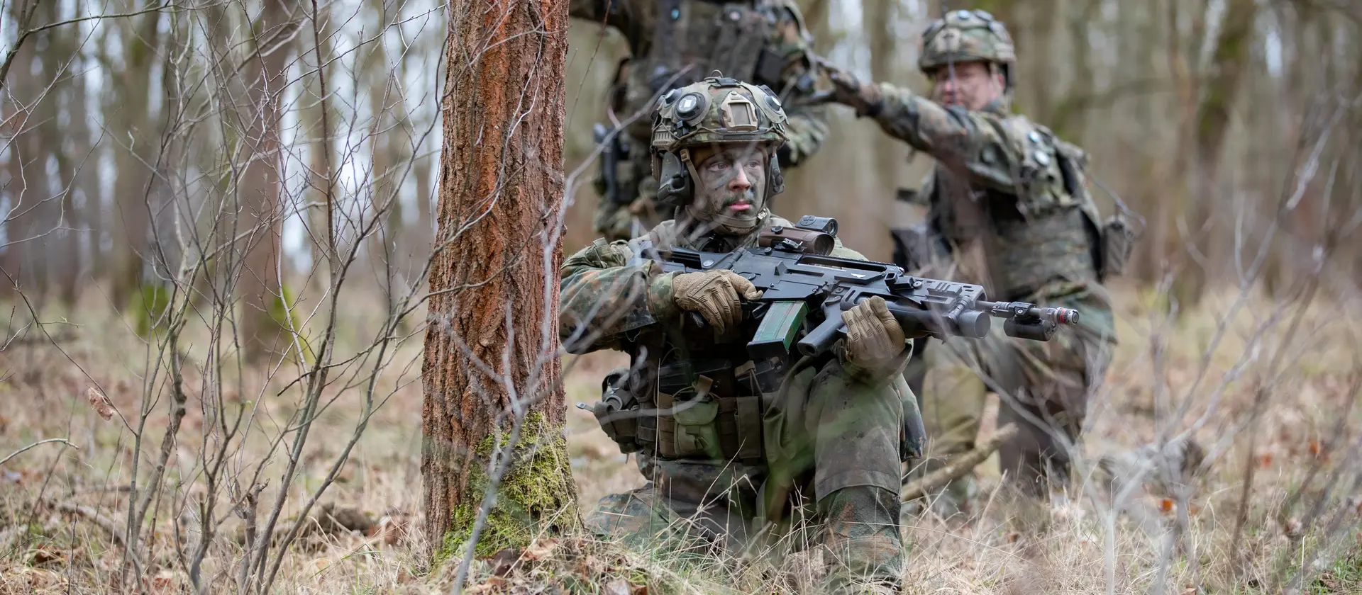 Panzergrenadiere in Deckung hinter einem Baum