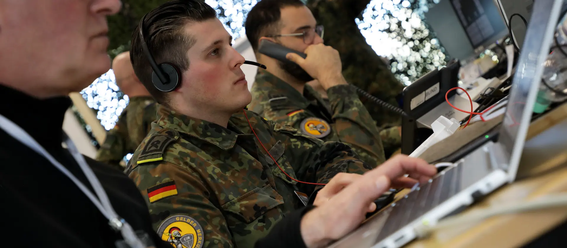 Soldaten der Bundeswehr sitzen vor ihren Laptops
