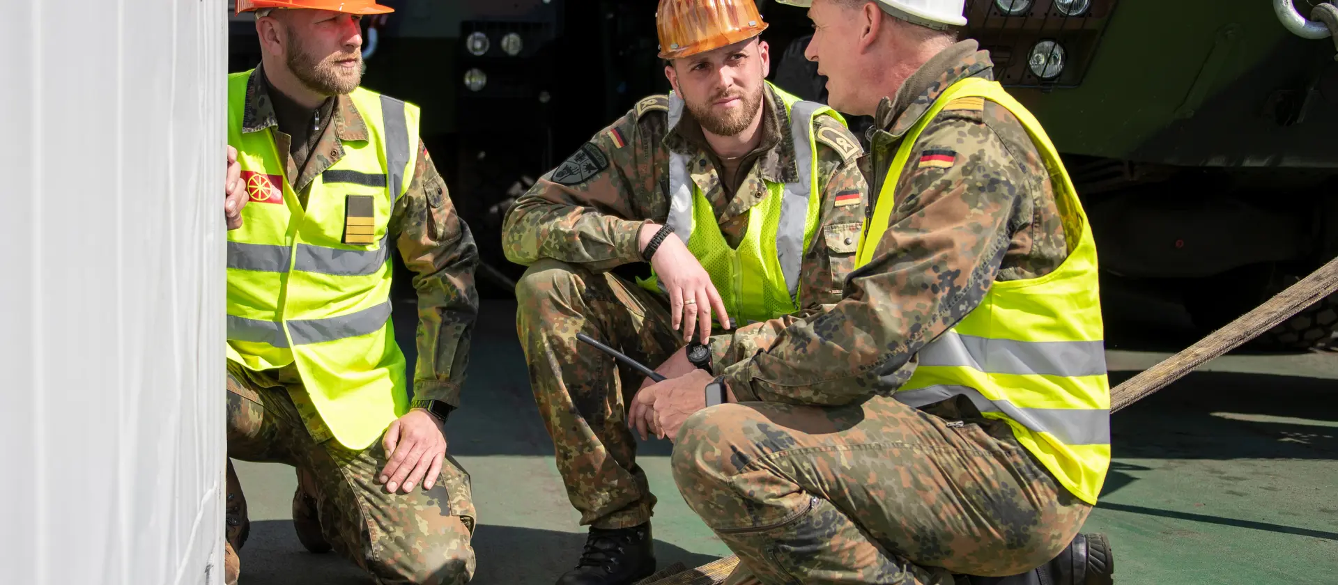 Soldaten der Bundeswehr während einer kurzen Besprechung 