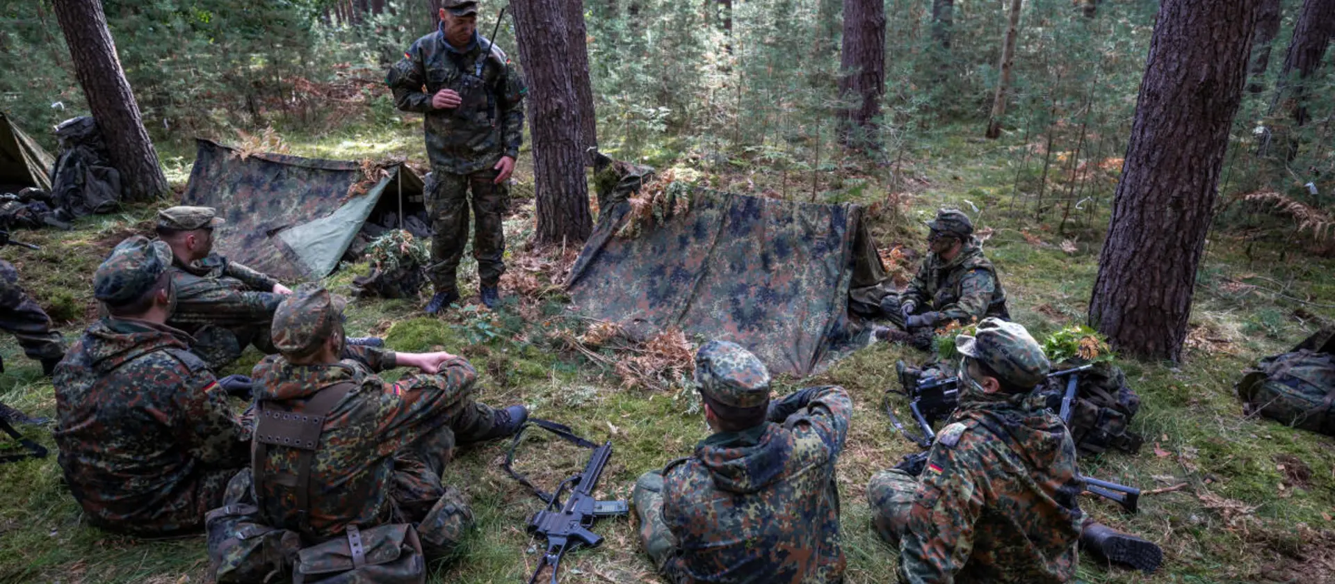 Soldatinnen und Soldaten der Bundeswehr im Wald