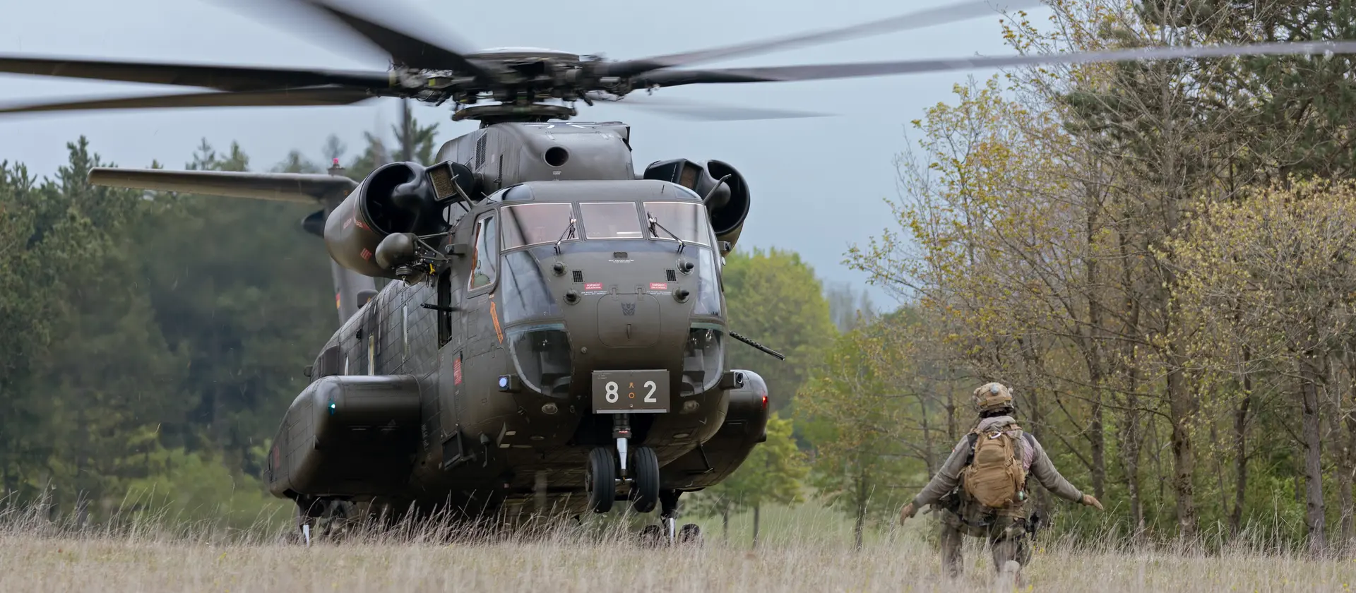 Ein Hubschrauber im Landeanflug auf einem Feld