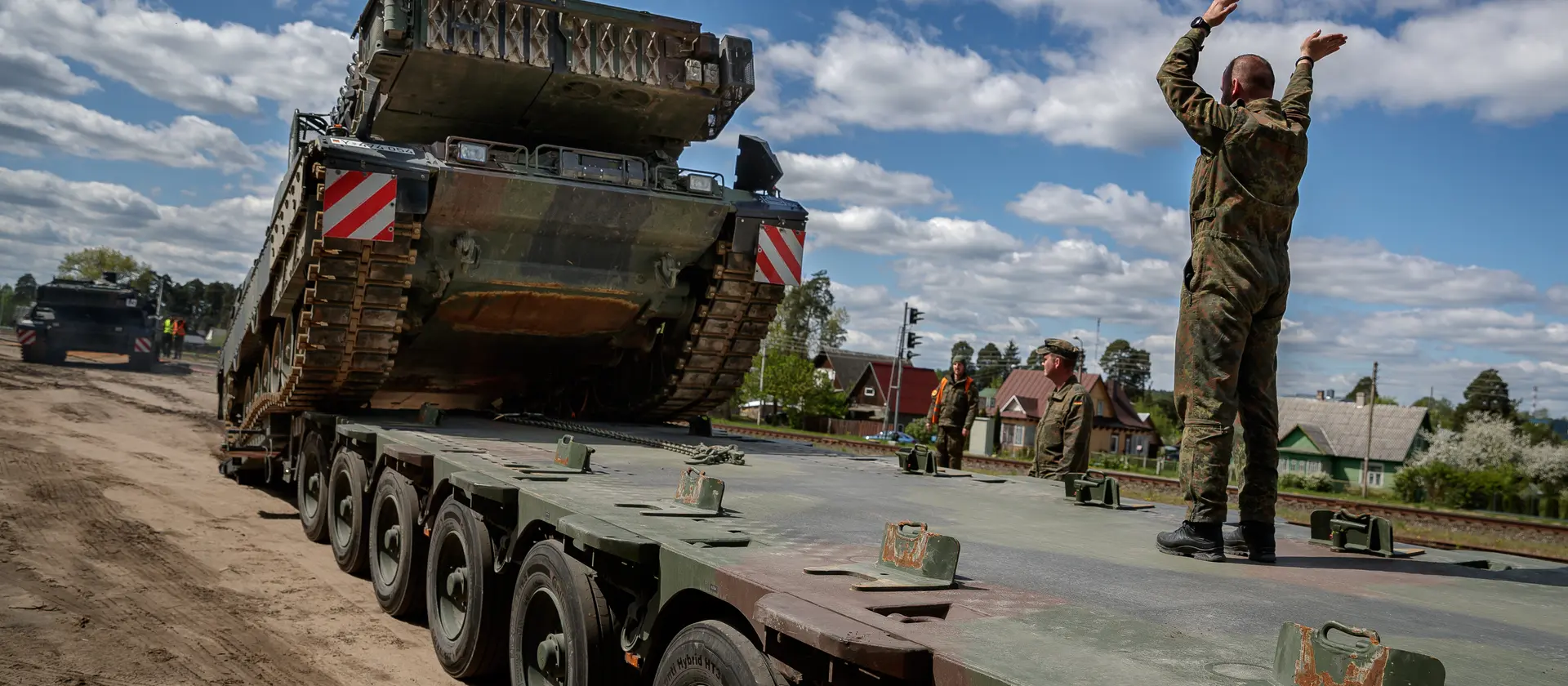 Ein Panzer der Bundeswehr wird auf einen Transporter geladen