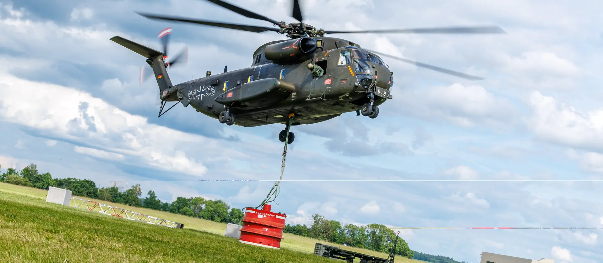 Ein Hubschrauber während eines Transports