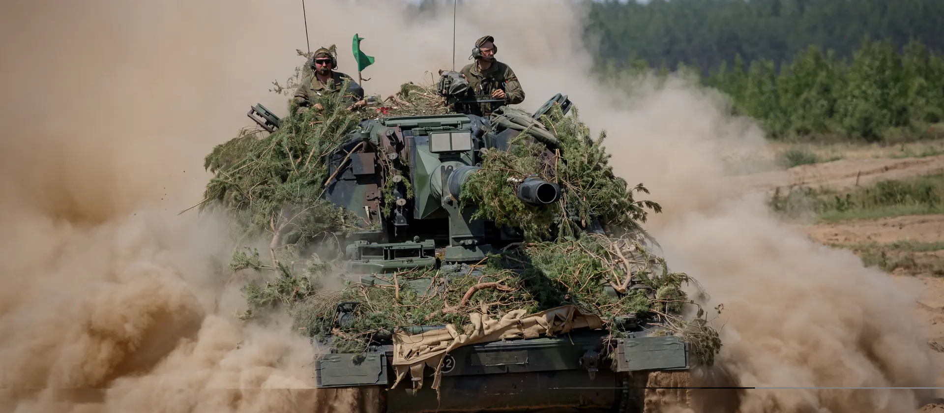 Ein Panzer fährt durchs Gelände