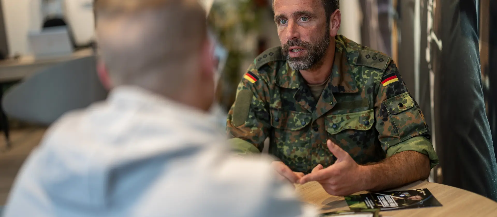 Ein Soldat der Bundeswehr während eines Beratungsgespräches 