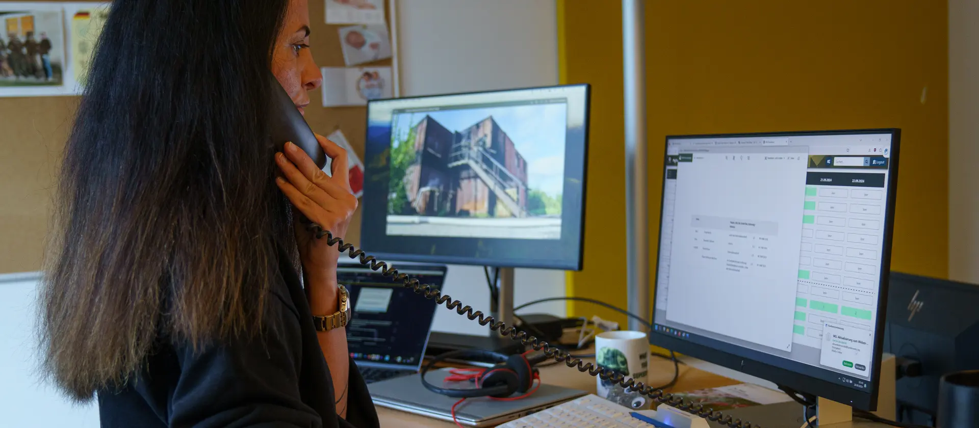 Bürokauffrau zivil an einem hohen Arbeitstisch