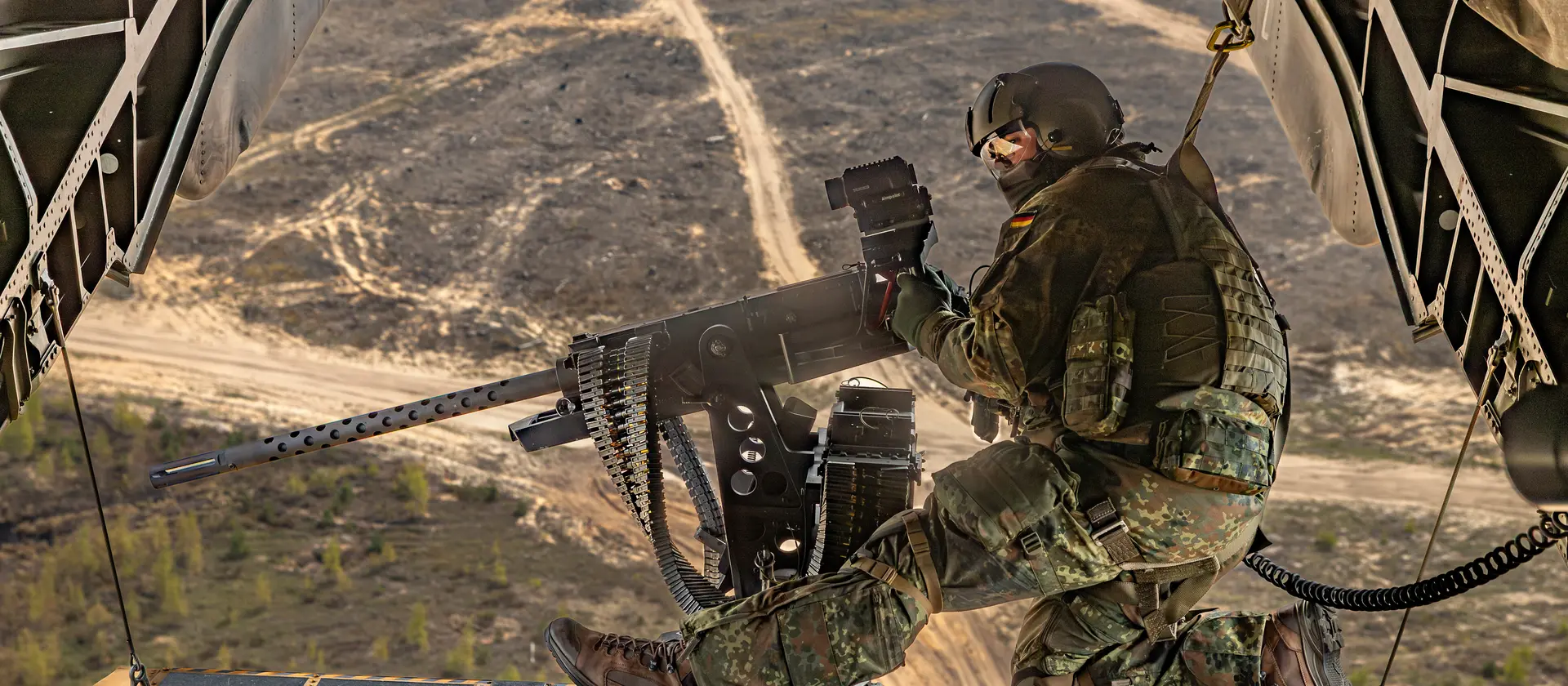 Ein Doorgunner der Bundeswehr zielt aus einem Flugzeug heraus