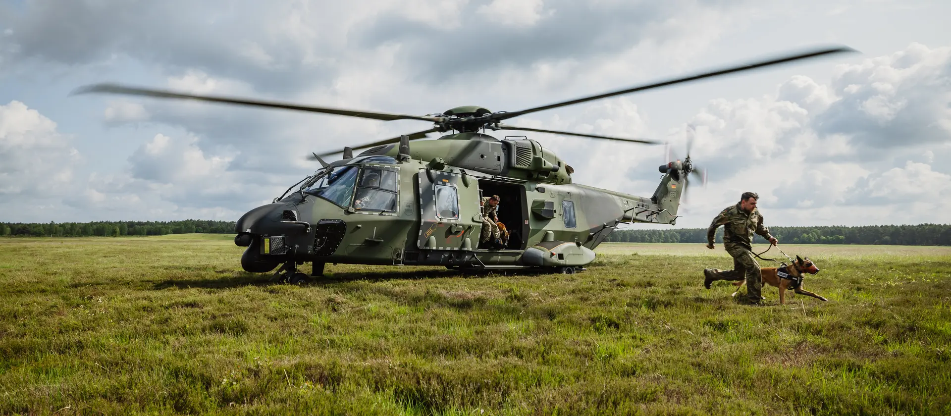 Ein Soldat der Bundeswehr setzt von einem Hubschrauber ab