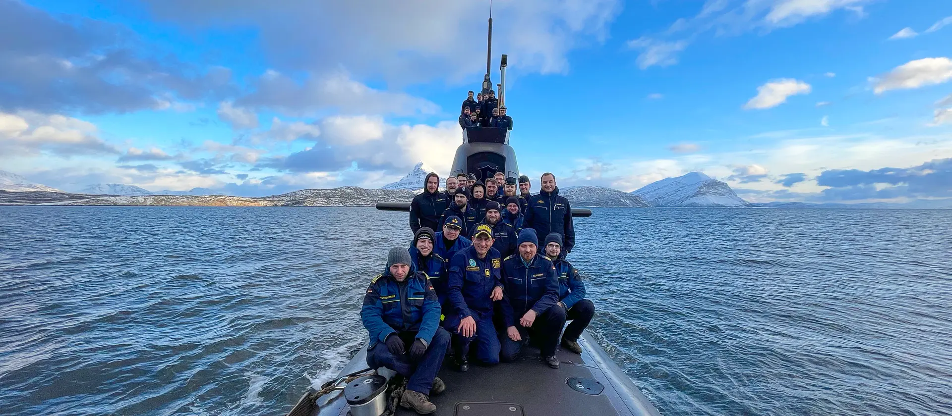 Die Besatzung eines U-Boots steht auf dem U-Boot