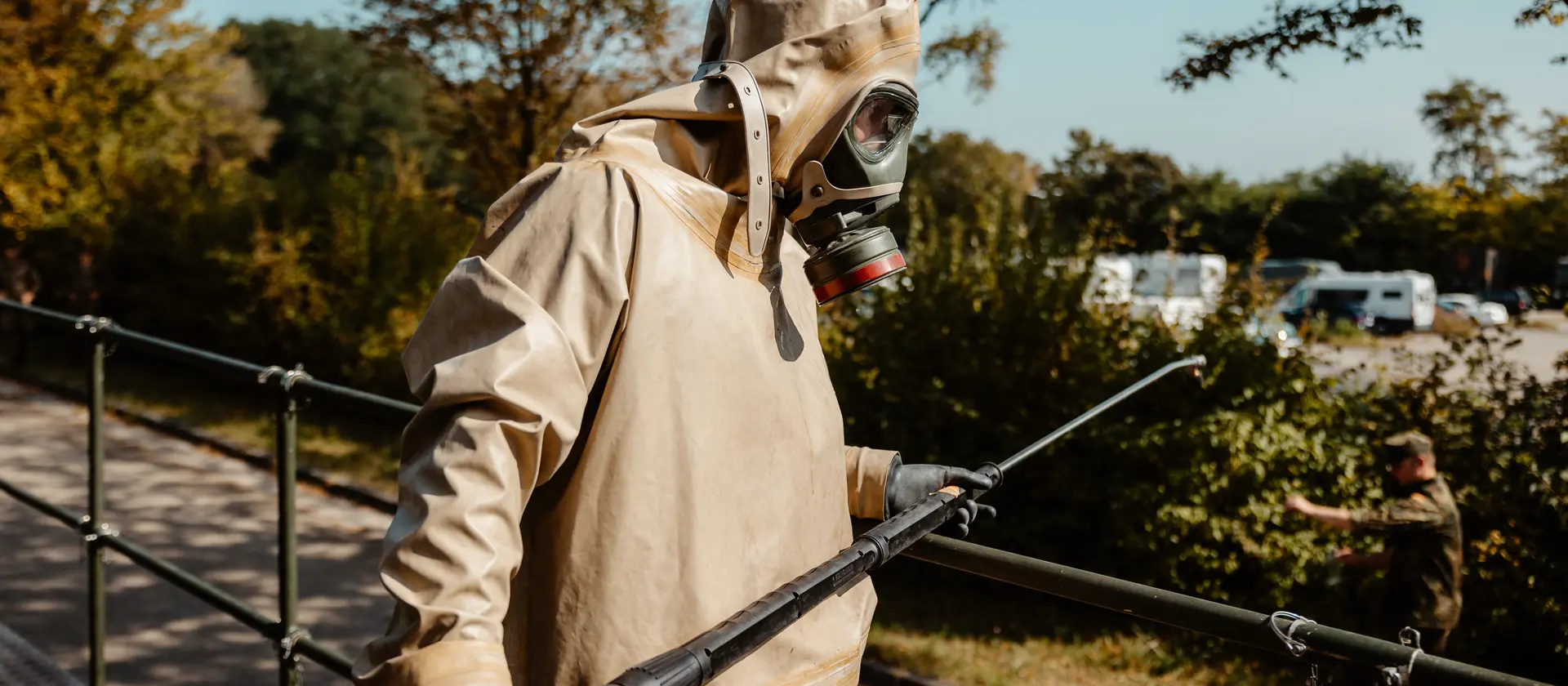 Ein Soldat der ABC Abwehrtruppe