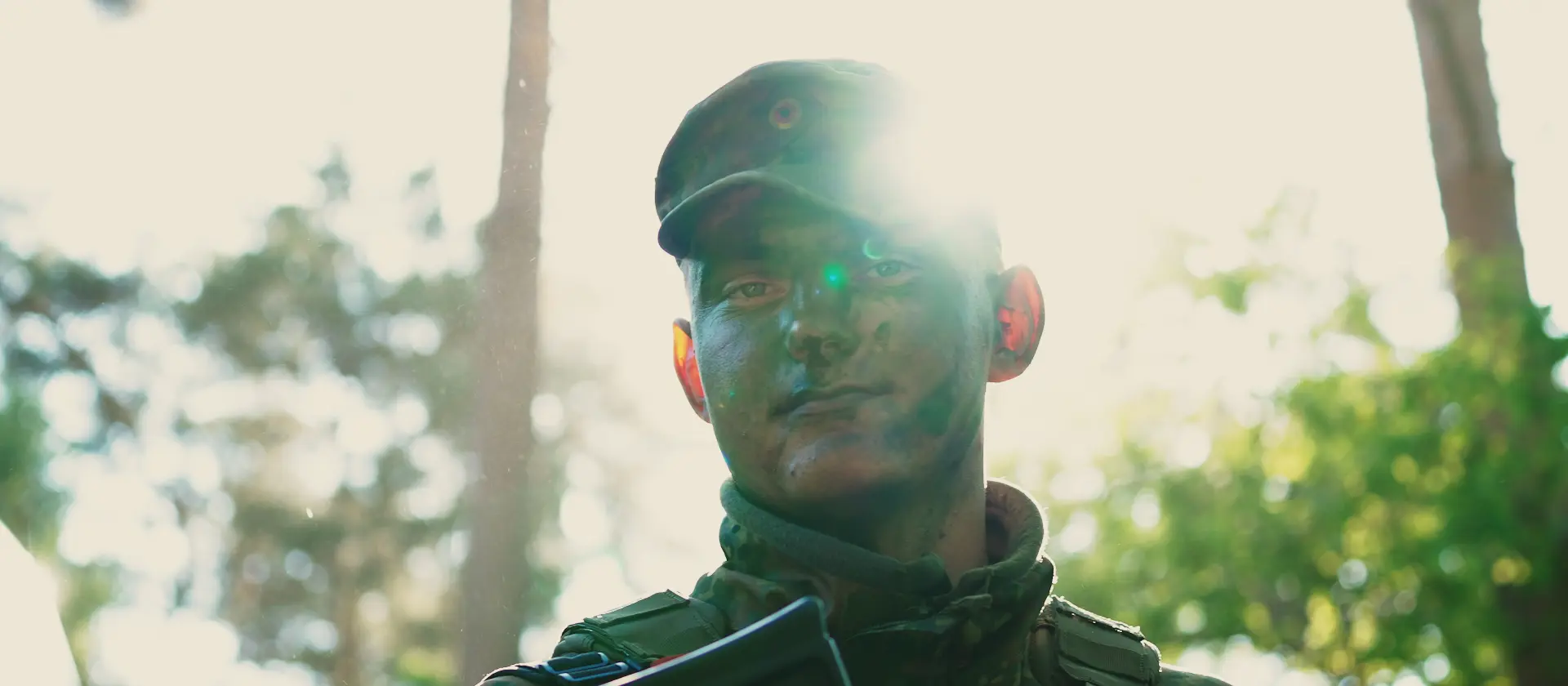Ein Soldat in Tarnkleidung