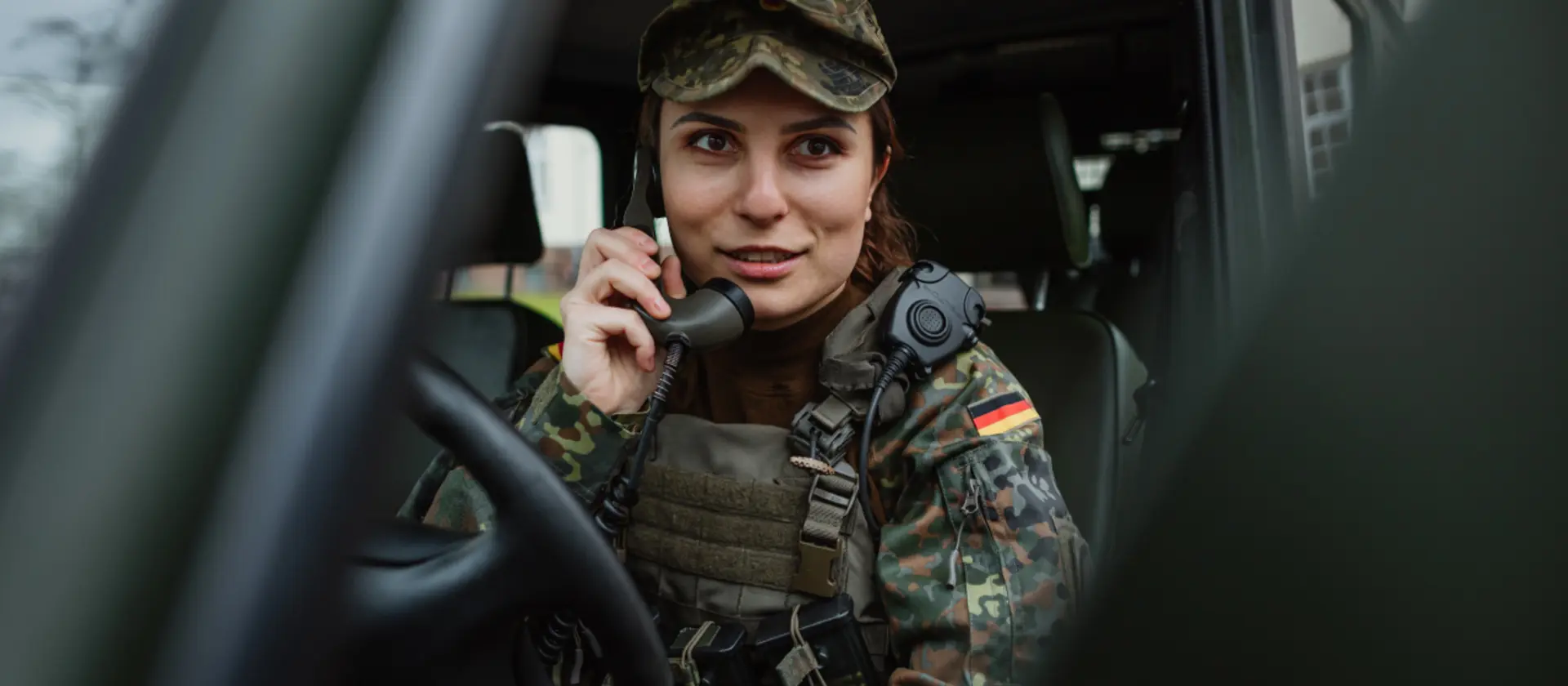 Eine Soldatin der Bundeswehr am Telefon