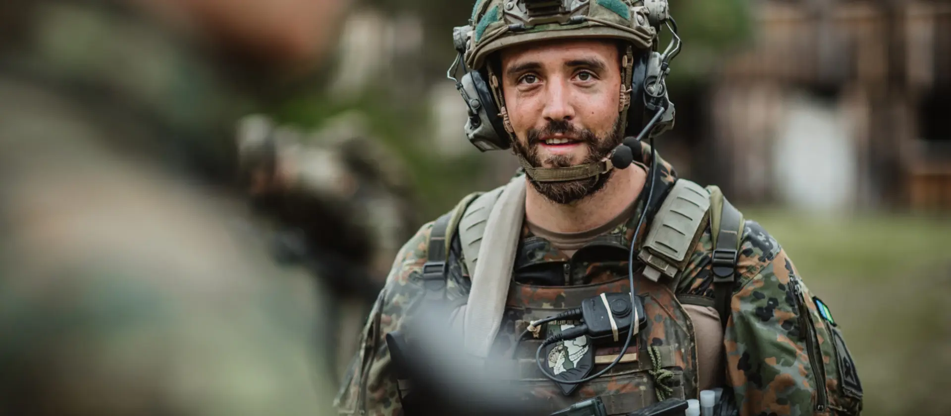 Ein Soldat der Bundeswehr in einem Wald