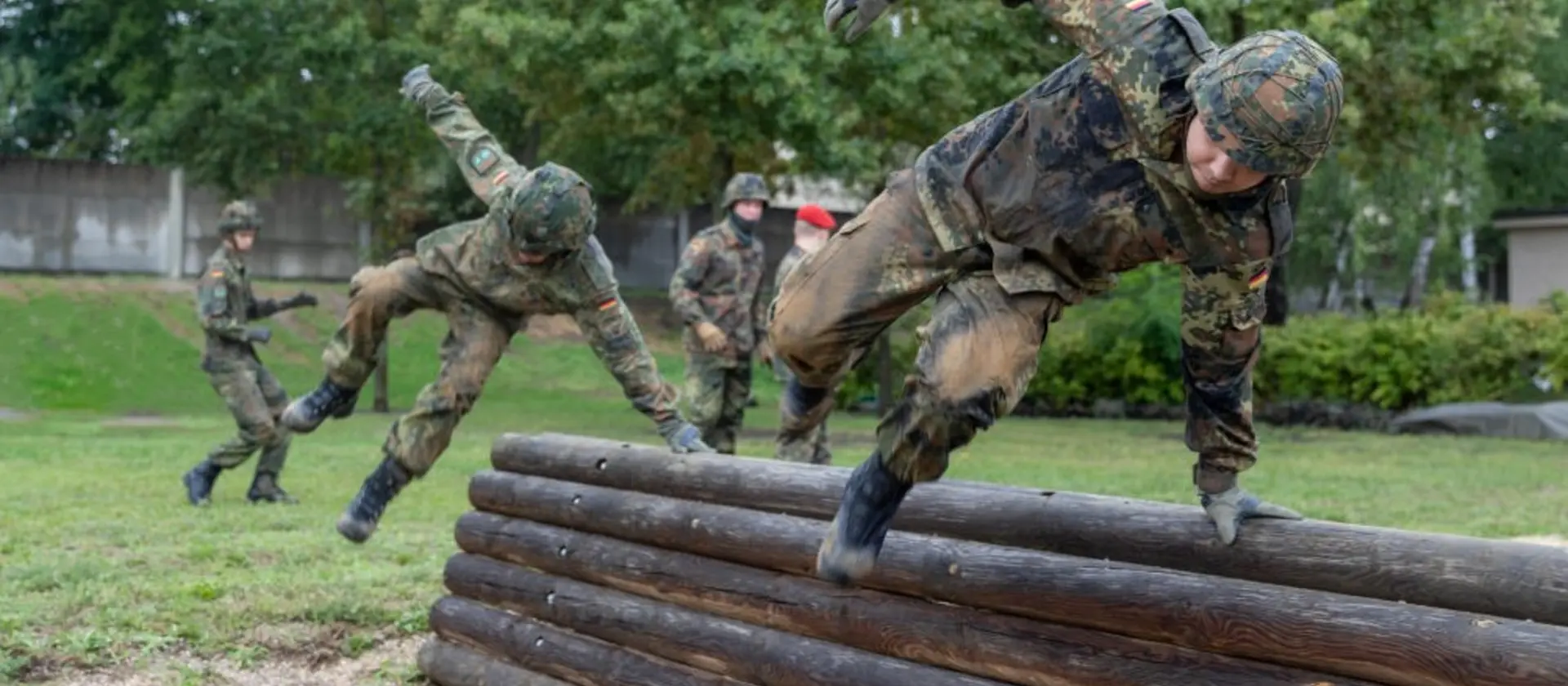 Soldaten überwinden ein Hindernis 